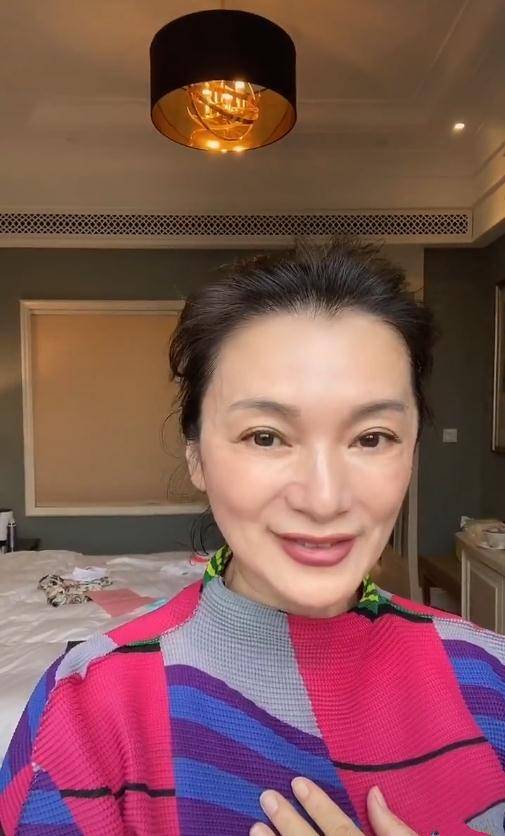 52岁"金花婆婆"罕露面,苹果肌突出嘴唇肿,网友:整得雷人_阎青妤_工作