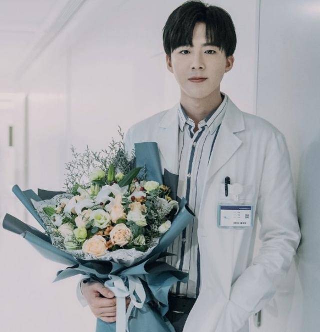 原创穿白大褂的样子宋威龙帅气刘宇宁清秀看到鹿晗清秀的感觉