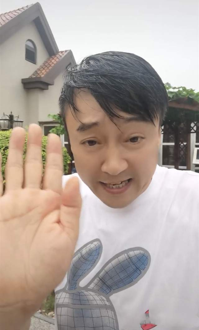 赵本山徒弟张小伟晒三层别墅!拥有近两百平庭院,犹如市区小花园