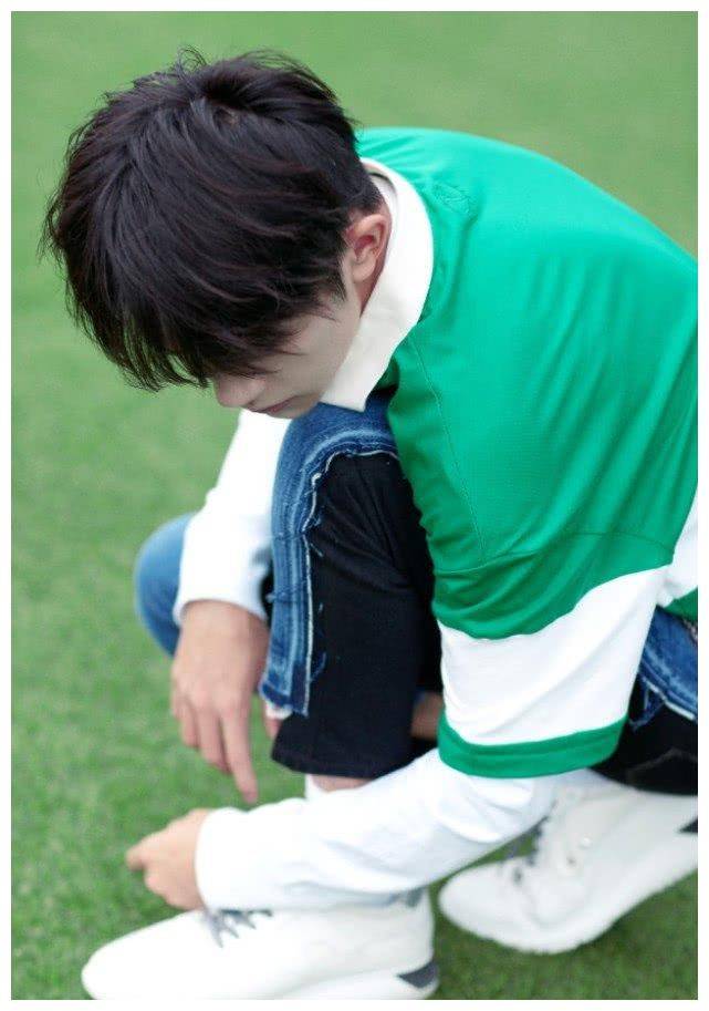 满以为易烊千玺的牛仔裤也就那样结果看侧面才知道奥秘潮翻