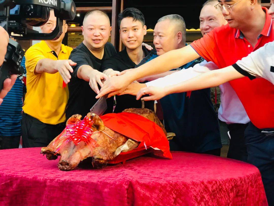 粤港澳大湾区企业开张庆典特色仪式拿铁铁器文武双刀斩金猪