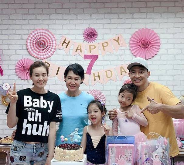 原创小泡芙7岁生日照曝光女儿奴刘畊宏为其庆生全家温馨有爱