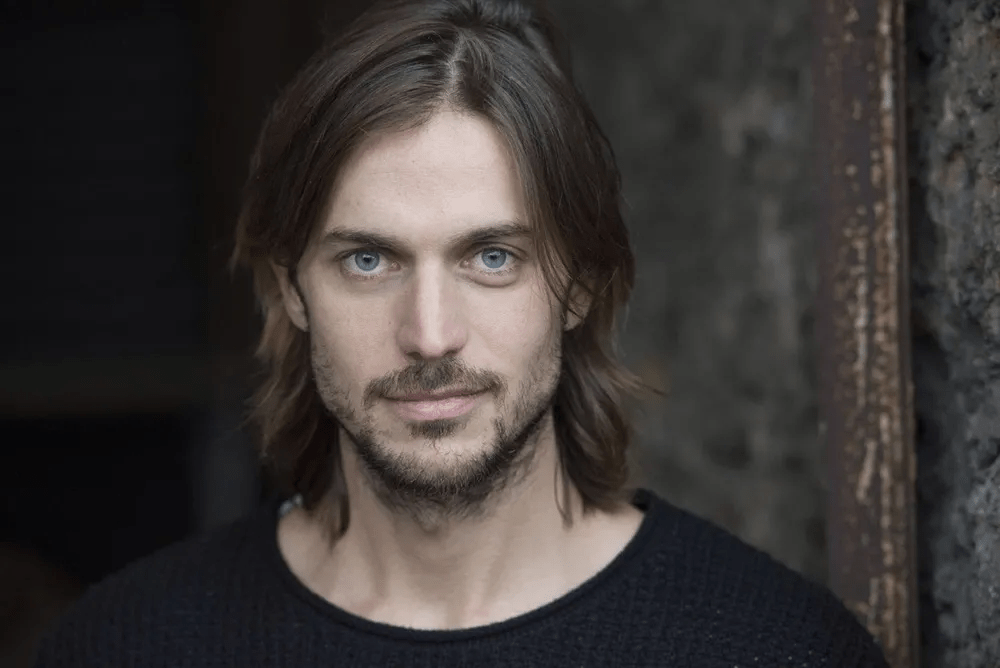 原创国外男演员卢卡斯布拉沃说美貌是诅咒成名是最糟糕的事