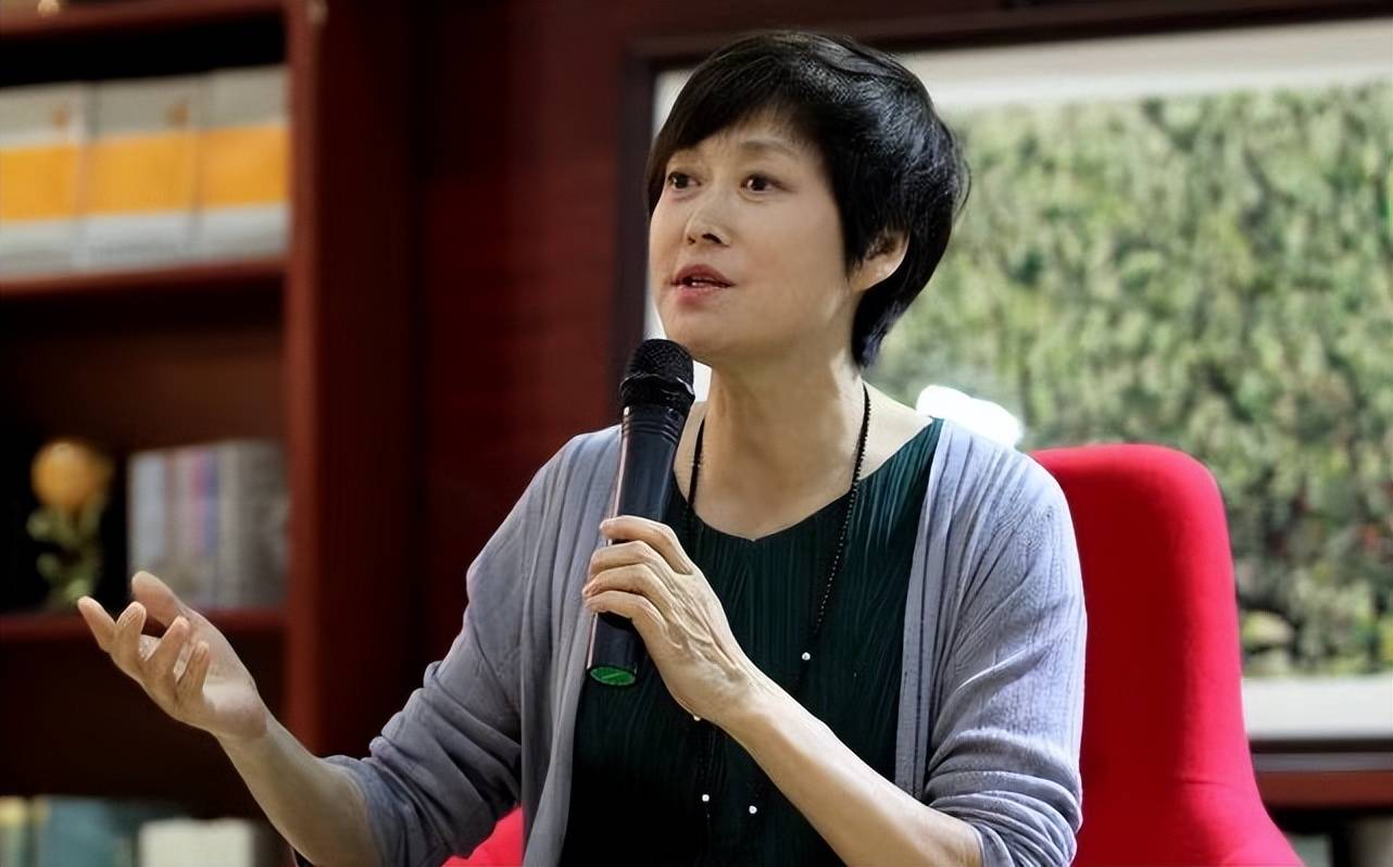 原创67岁敬一丹看脸是真的老了但穿衣优雅很温柔气质太和蔼了