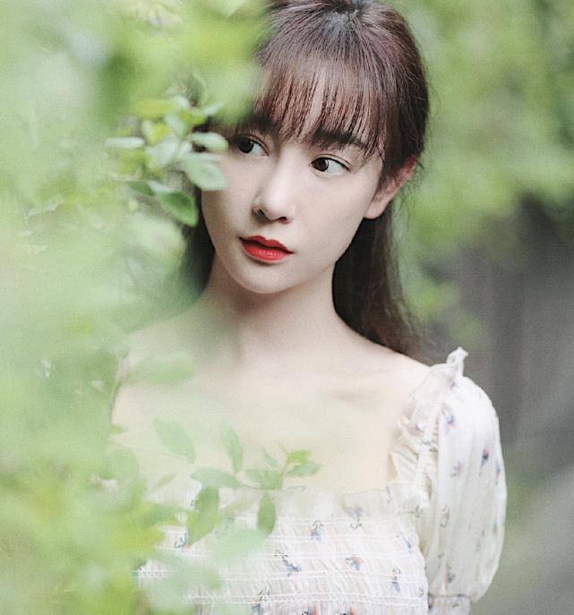 张檬晒男友视角美照,穿吊带秀凹凸感身材,31岁变回自然脸_照片_白色