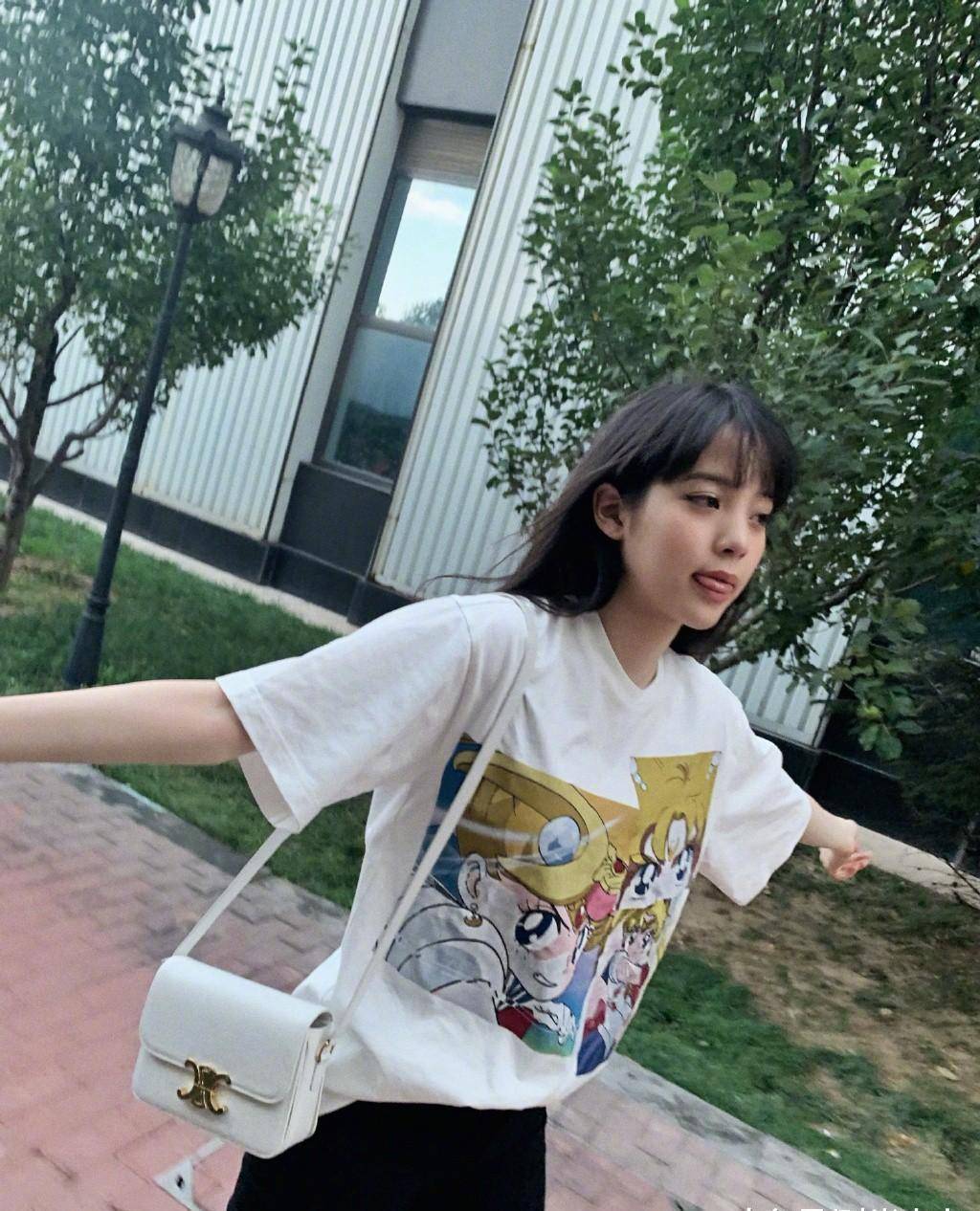 原创欧阳娜娜晒私服照穿美少女t恤配紧身裤梳齐刘海更可爱了