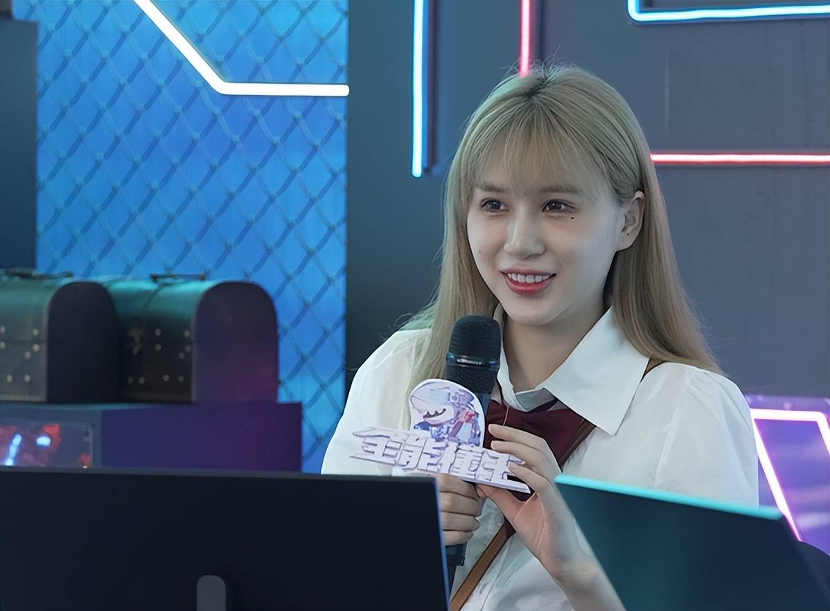 骚易,小乐碎片现身斗鱼《全能懂王》,coser小姐姐答题一路开挂_水友