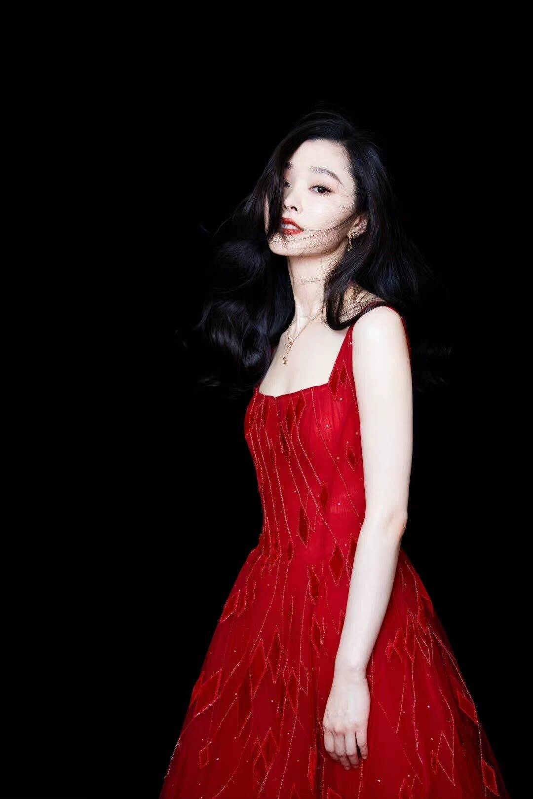 宋轶露背吊带长裙性感写真