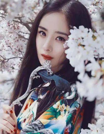 5λ����Ů���ǣ���������ѡһ�������ѡ��Ȣ˭�أ�