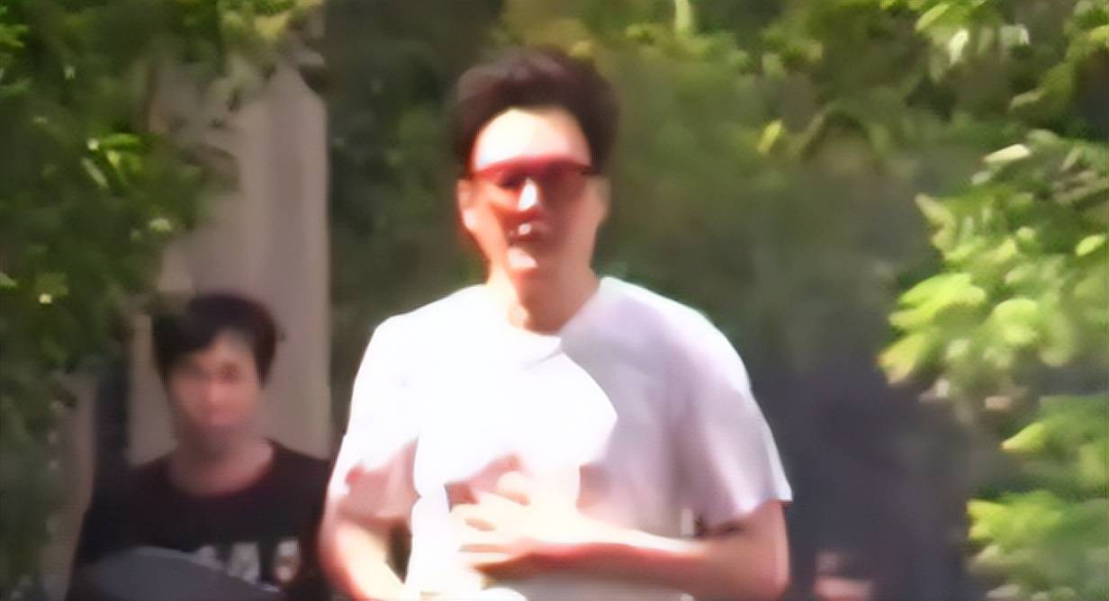 偶遇冯绍峰晨跑锻炼,不戴口罩无人识
