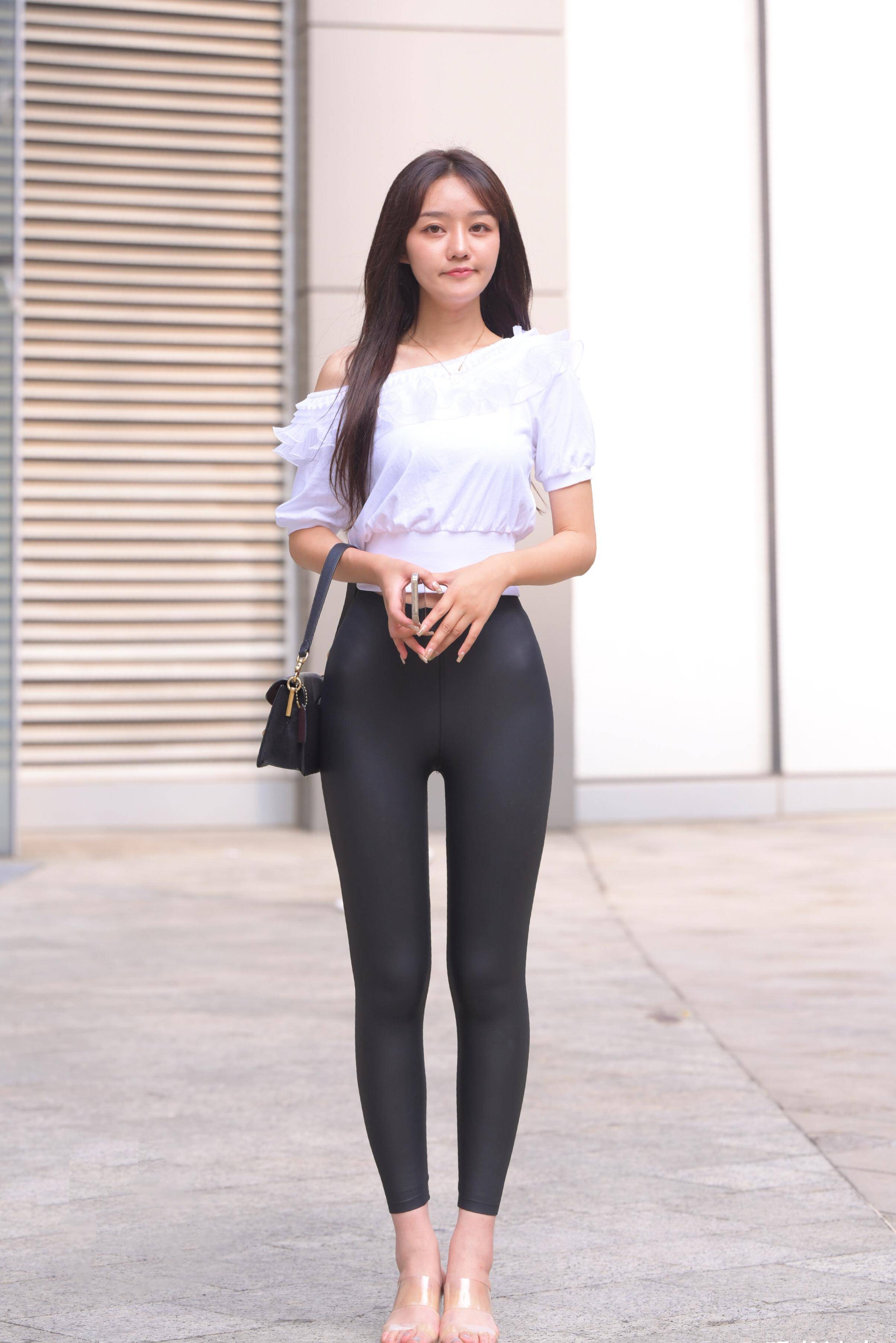 原创青春甜美的女生穿皮裤或许不像成时尚女人那么时尚但一样很迷人