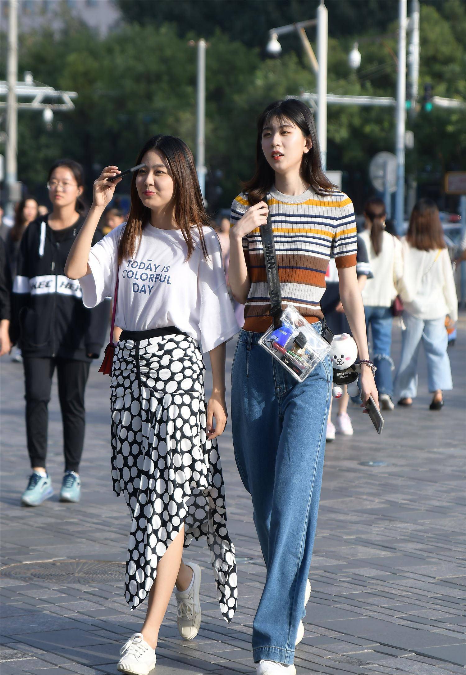 很多时尚美女出门逛街会约上自己的好姐妹,这样逛街就不会单调了_身材