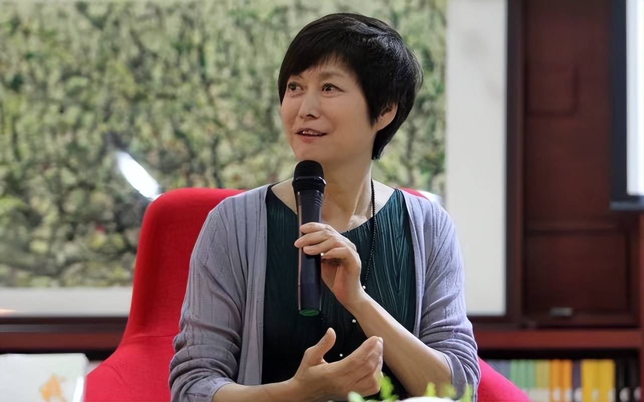 原创67岁敬一丹看脸是真的老了但穿衣优雅很温柔气质太和蔼了