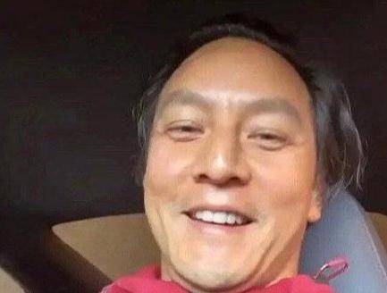 原创45岁吴彦祖晒近况与爱女水中嬉戏乐开怀坦言希望女儿长得丑