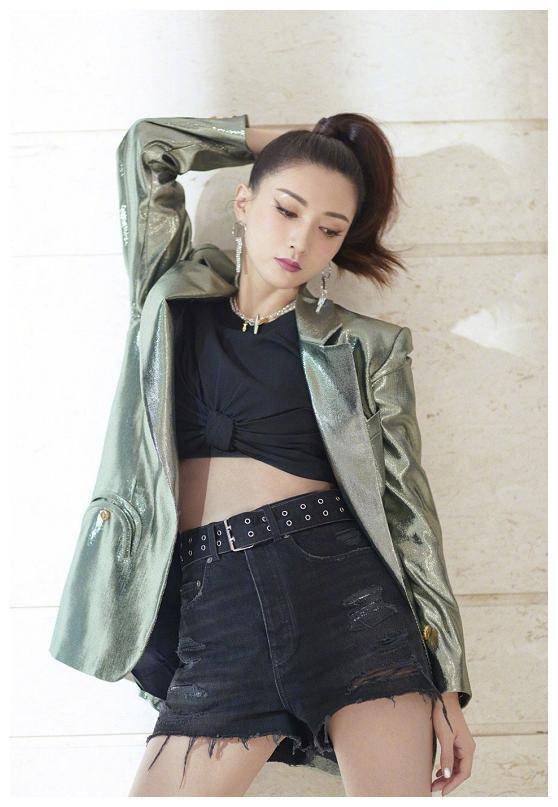 原创江疏影彻底放开圆女团梦罕见露脐装化身迪斯科女郎蚂蚁腰抢镜