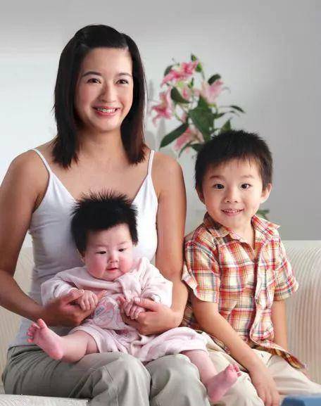 杨羚已婚并育有一子一女,已甚少参与拍摄工作,只是在亚洲电视担任主持