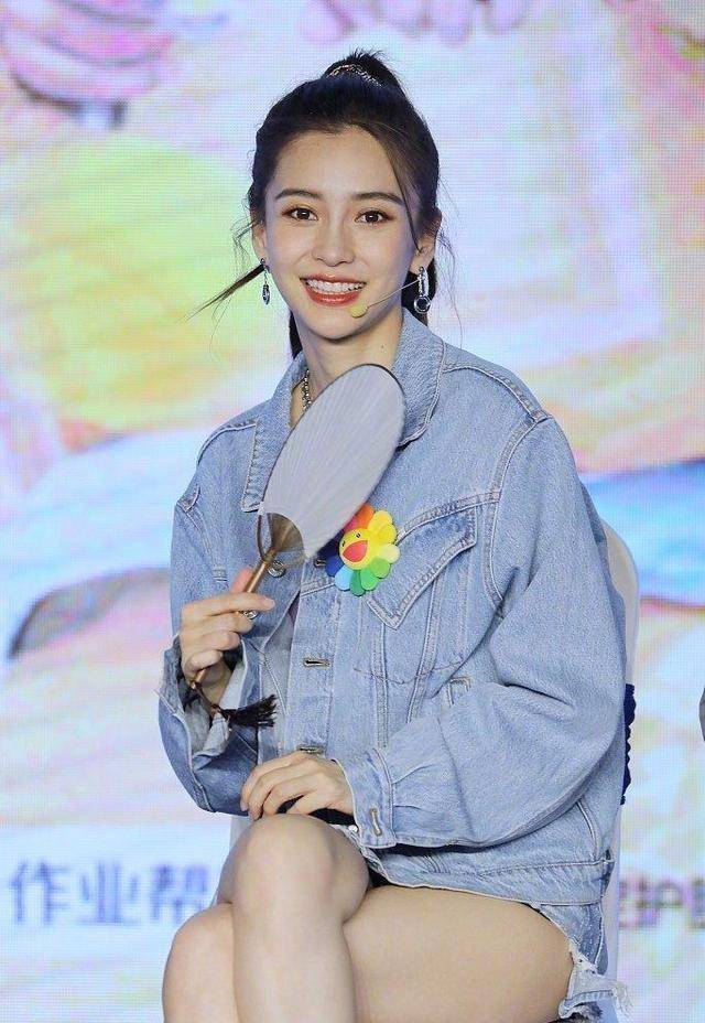 又被angelababy美到了穿牛仔外套配短裤秀美腿挂3条项链好飒