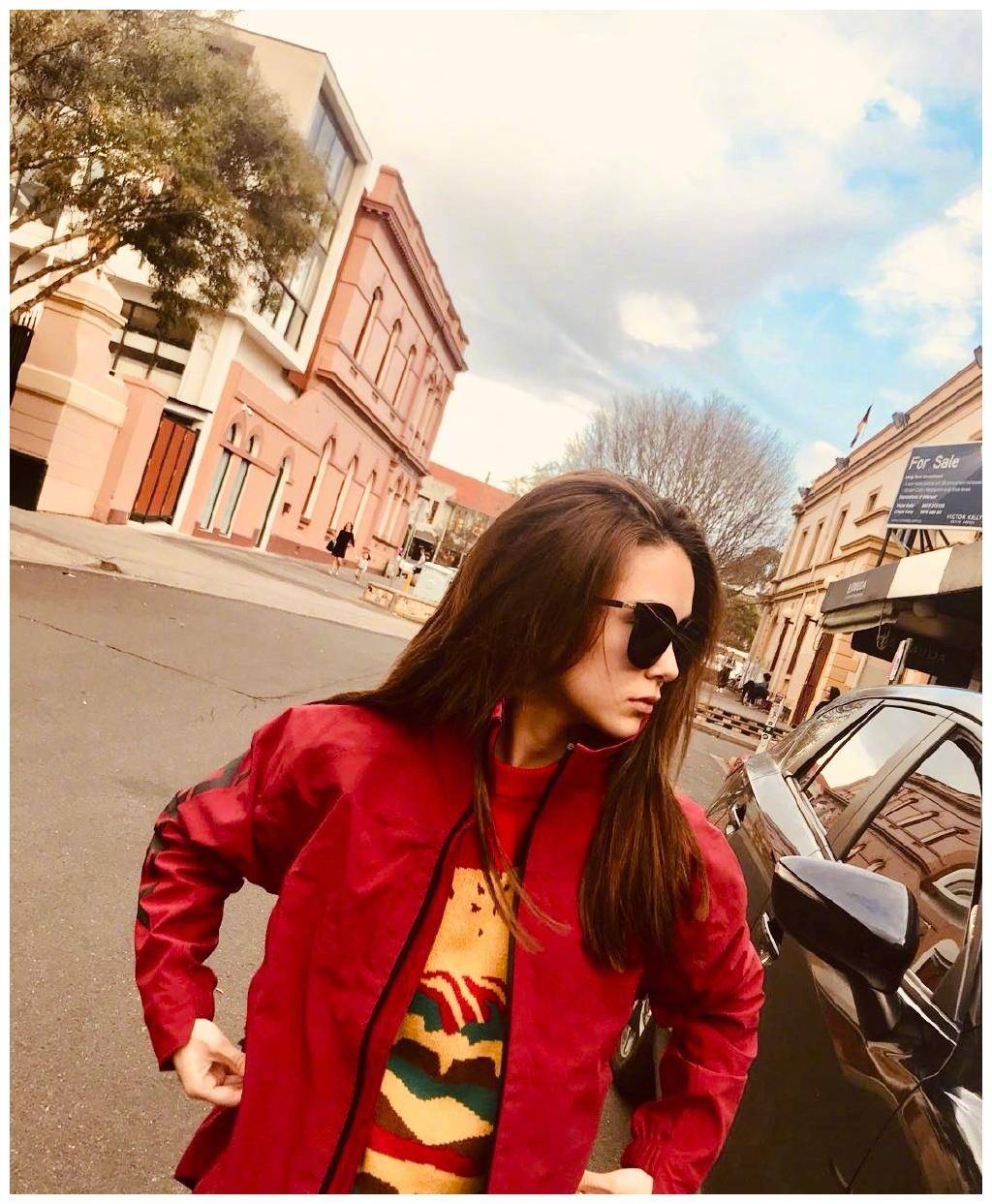 昆凌真的太会穿,红色拼接卡通毛衣时尚清新,潮范儿不输女明星