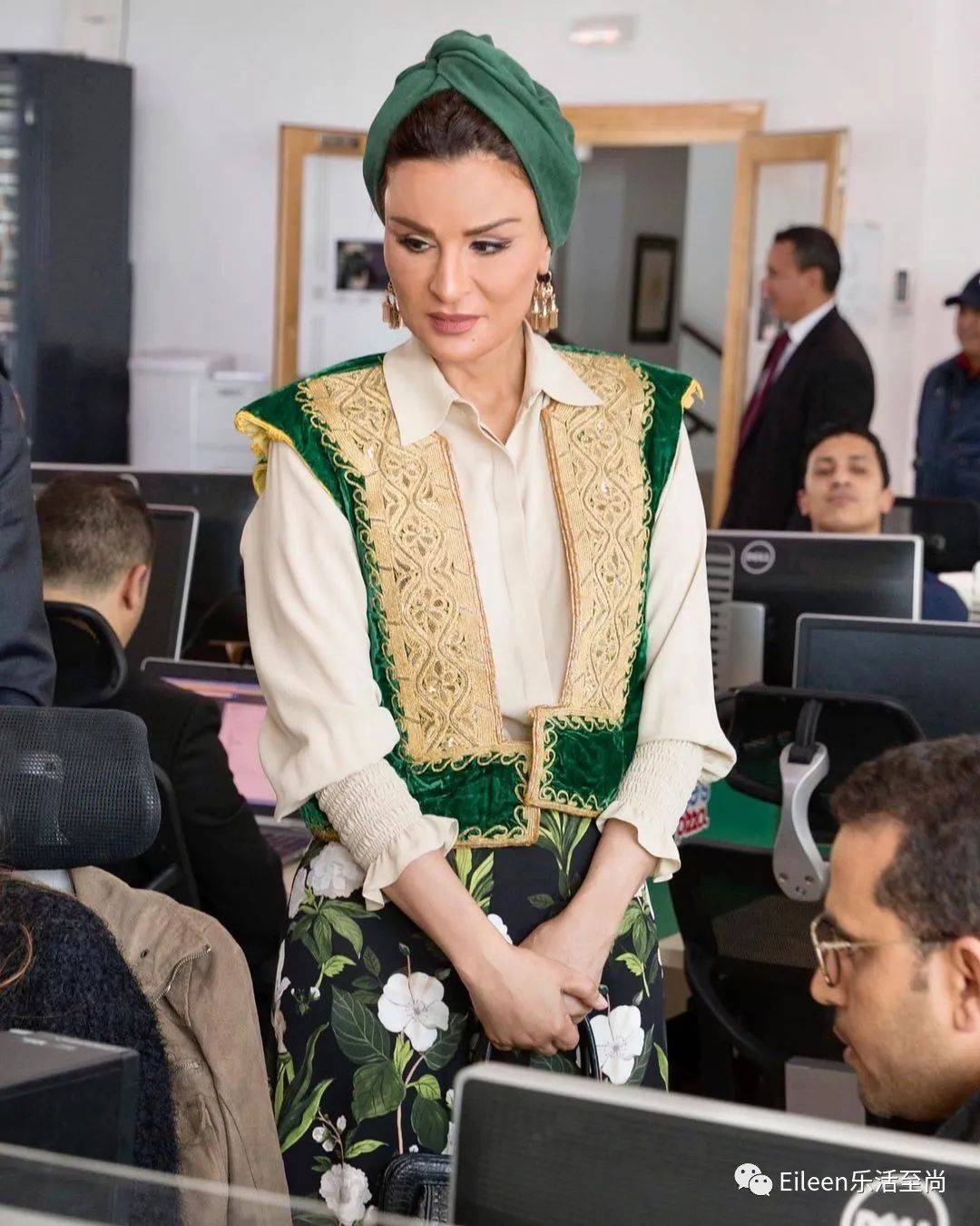 哈马德一共有三位妻子,另两位都是能够帮忙稳固他政权的堂妹,隐没在