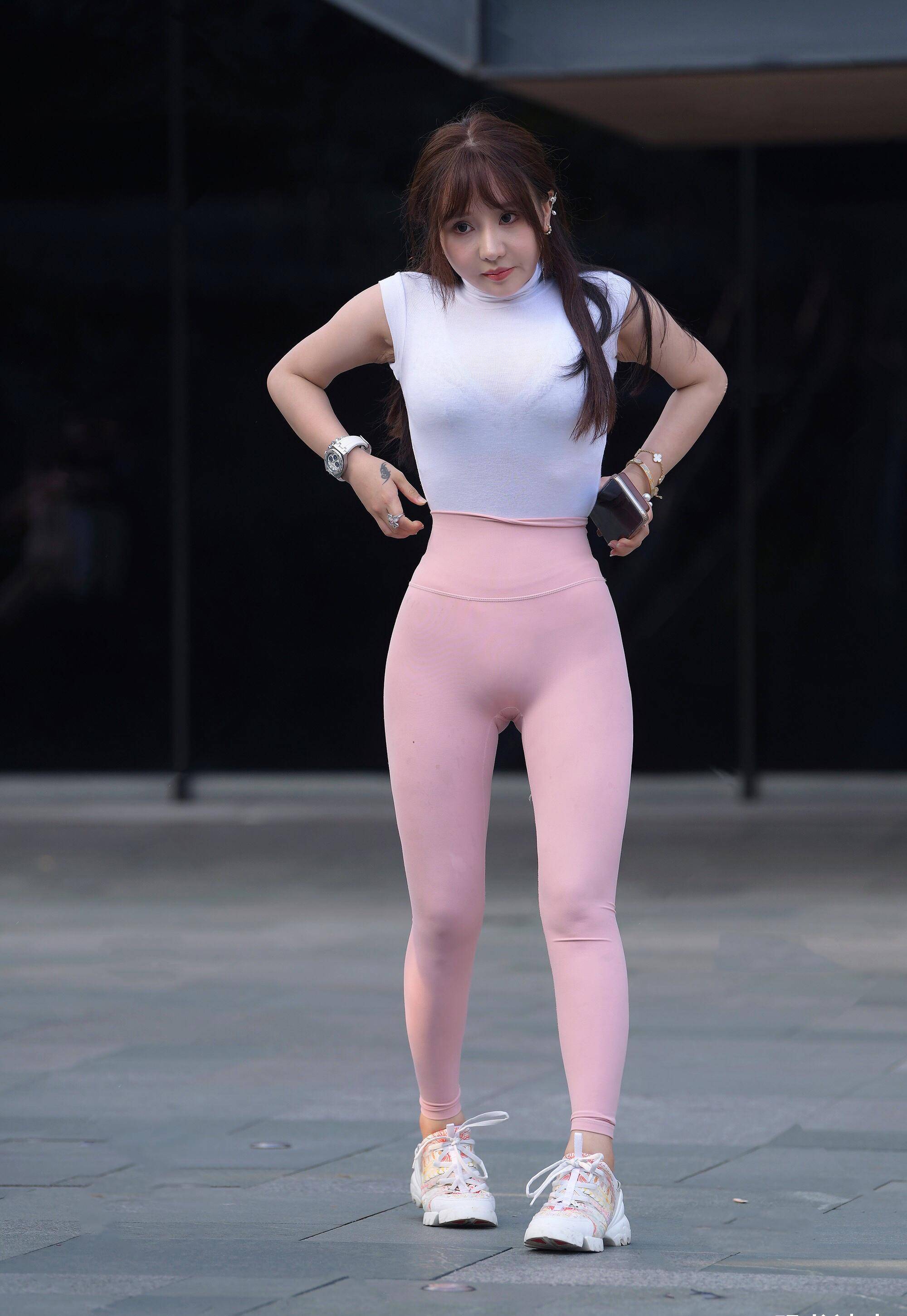 穿瑜伽裤的网红美女,虽然打扮过于惹眼,但小姐姐的身材确实很出众