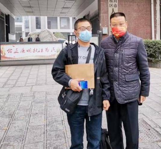 律师潘科(panke)在同一个相框中展示照片,以纪念他在开封_潘克_叔叔