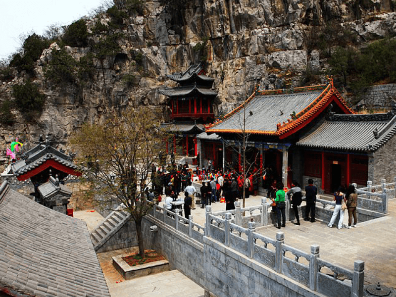 藏在河北石家庄的悬空寺，已存在千年历史，如今游客往来不绝