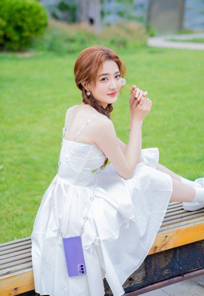 这才是"在逃公主"穿搭风,徐璐穿抹身材吊带裙,带来初恋甜美范_女生_的