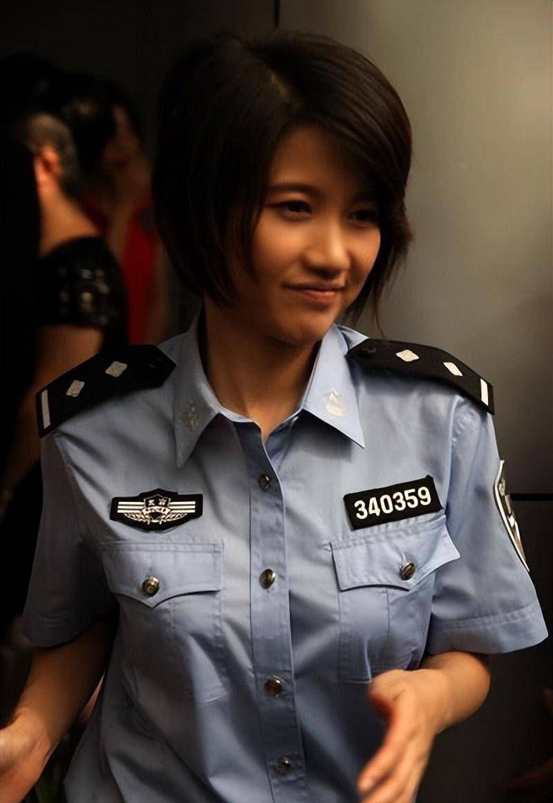 在《对手》这部剧中,颜炳燕扮演的是安生女警官段迎九,将一个恪守职责