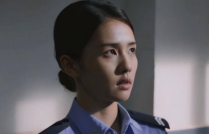 白鹿的身材也是顶绝得好,虽然是一身宽大又不合身的警服,但是在腰带的