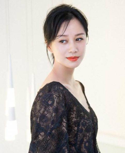 42岁"祝无双"热舞秀身材,与"莫小贝"同框似姐妹,难逃经典