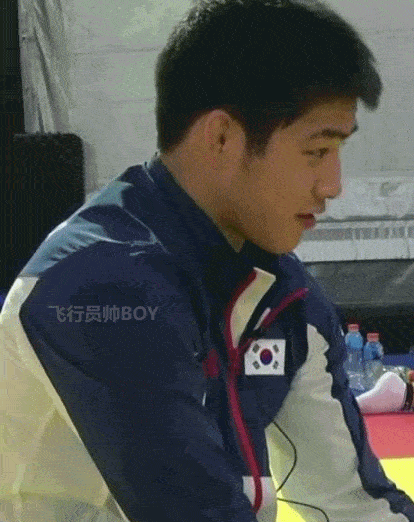 原创他身高182公分体型健硕结实帅气颜值吸引不少人的眼光