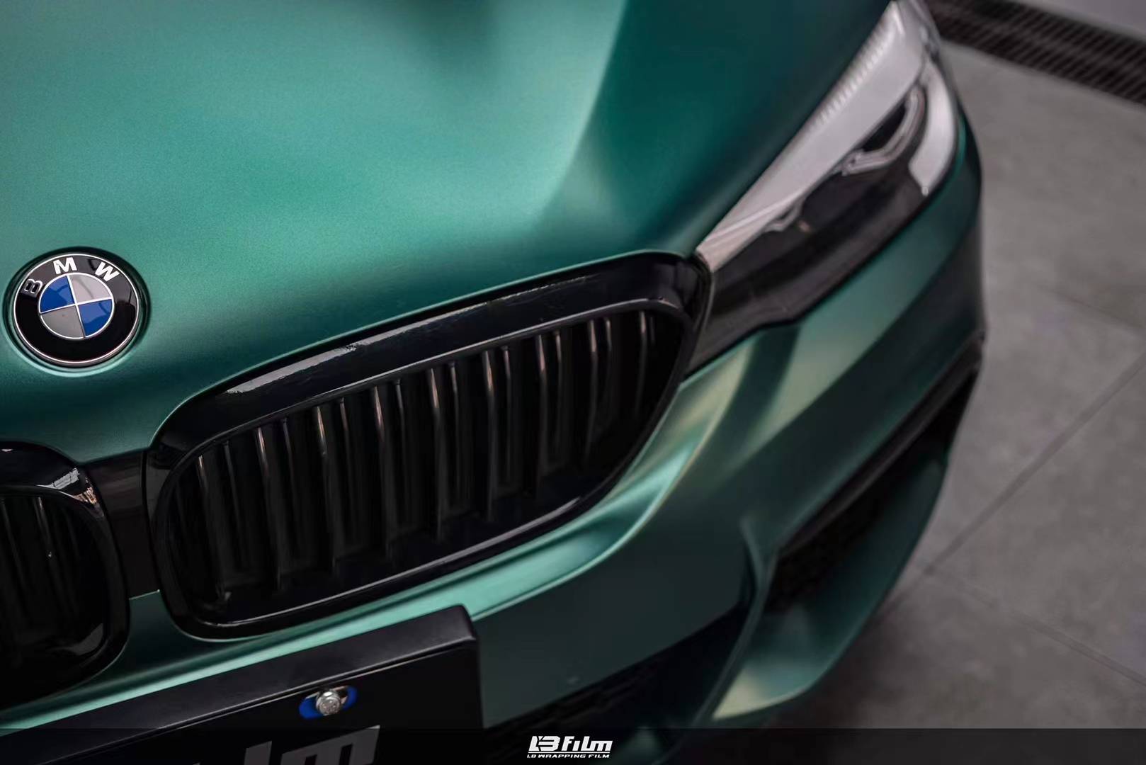 宝马5系lbfilm改色膜电光祖母绿,强烈金属质感