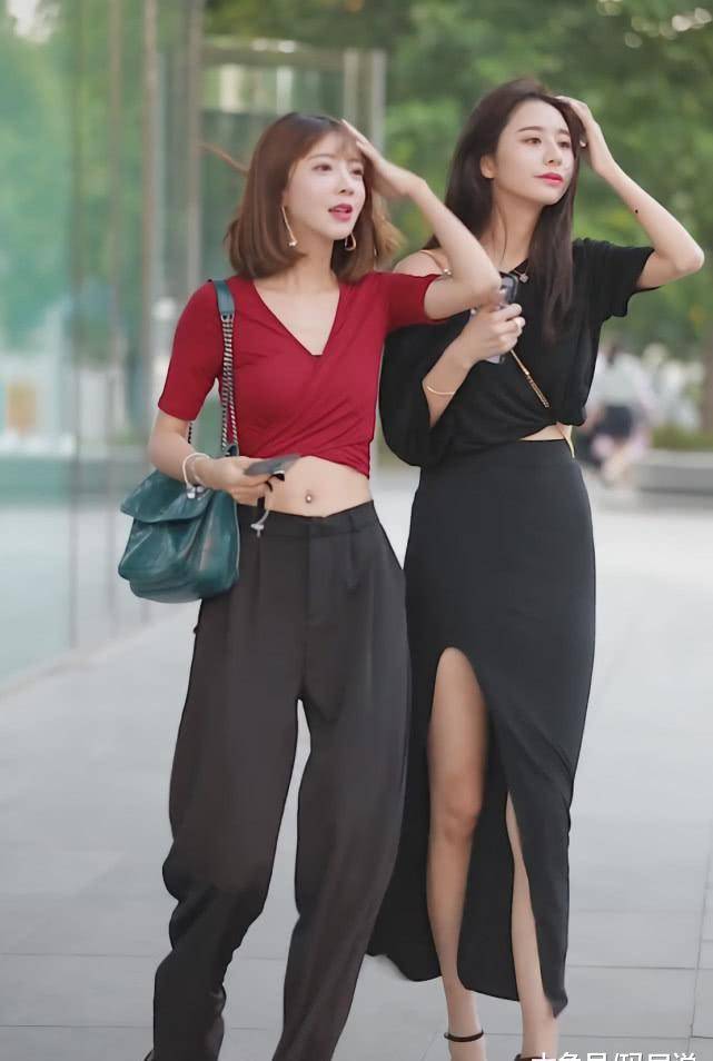 闺蜜街拍:明明高个子美女腿更长,个矮的却抢镜了,全因这件上衣_姐姐