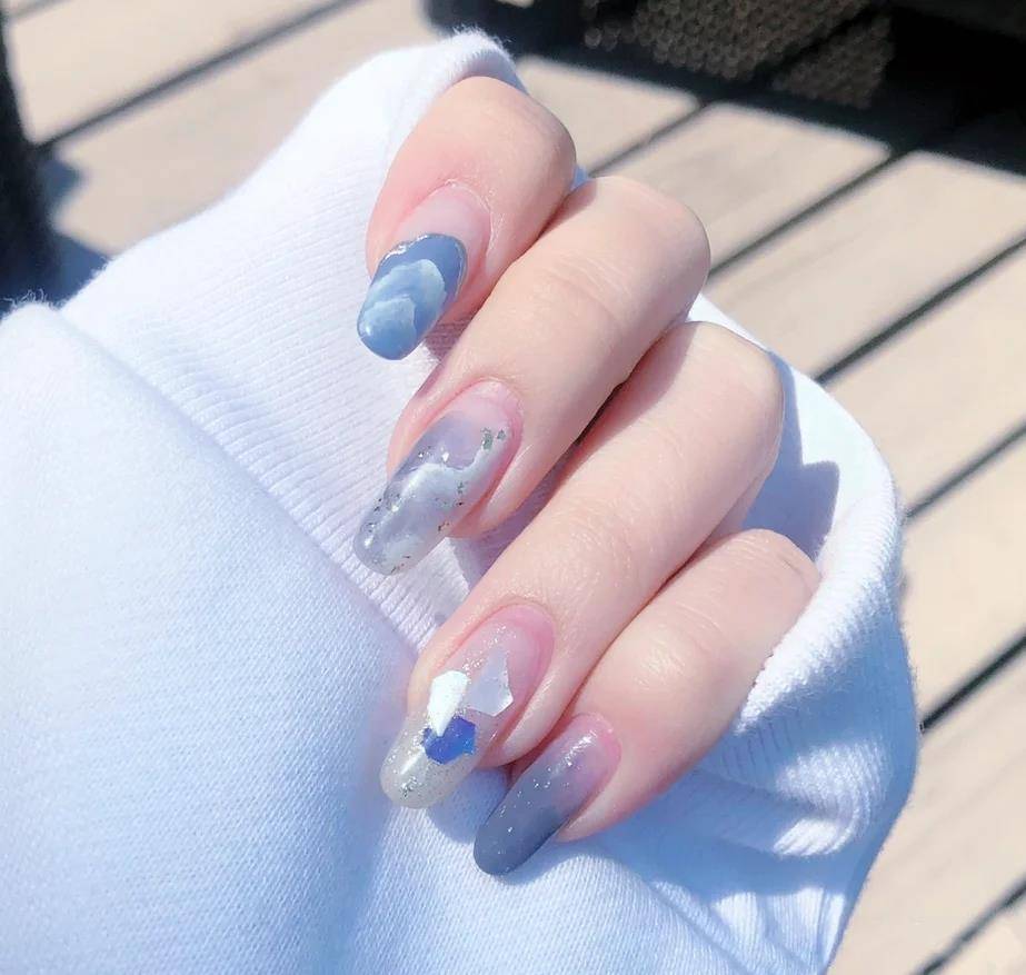 这款美甲给人更多的是一种梦幻感,就像是在浅海区一样.