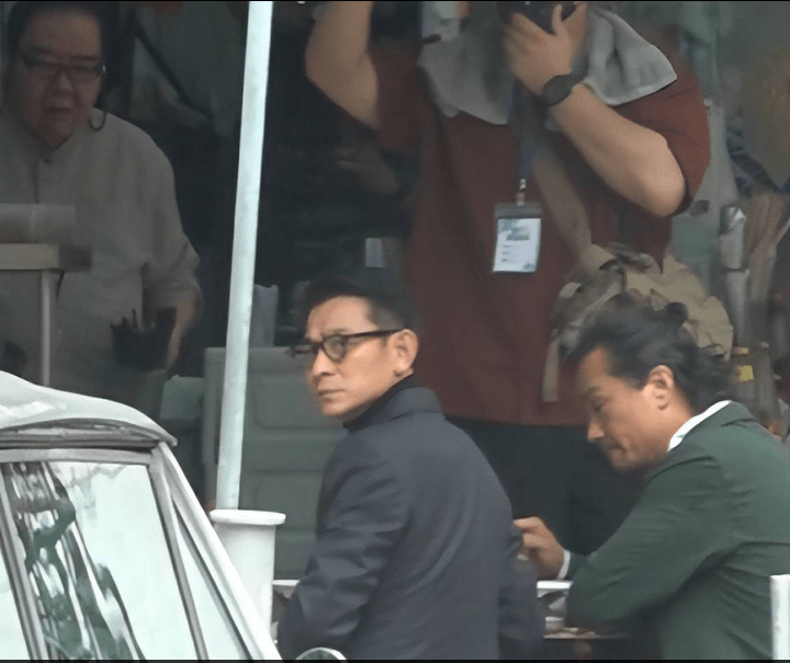 60岁刘德华近况曝光,穿西装戴眼镜造型严肃