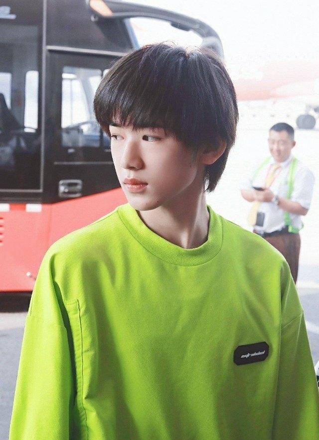 原创日系美少年宋亚轩笑容阳光灿烂暖人心穿搭也是教科书式优秀