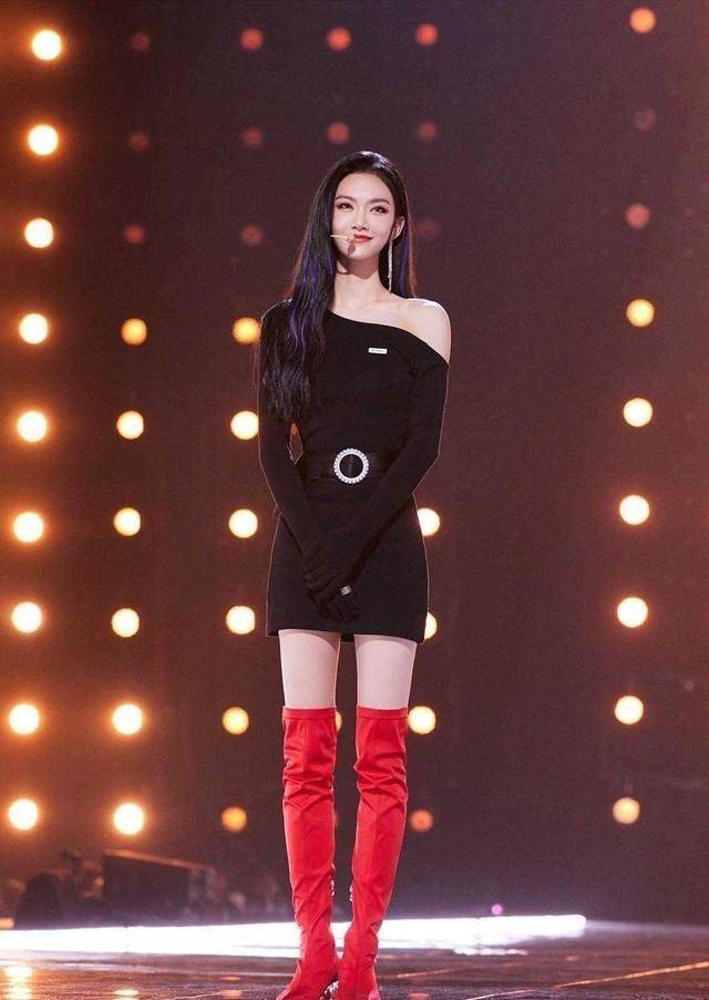 原创袁立认真打扮起来真贵气穿黑色修身连衣裙没多余赘肉气质惊艳