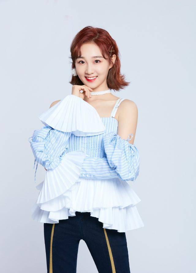 参加《创造101》差1名没成团,穿露腰装扎小辫,秒变帅气少女_李子璇