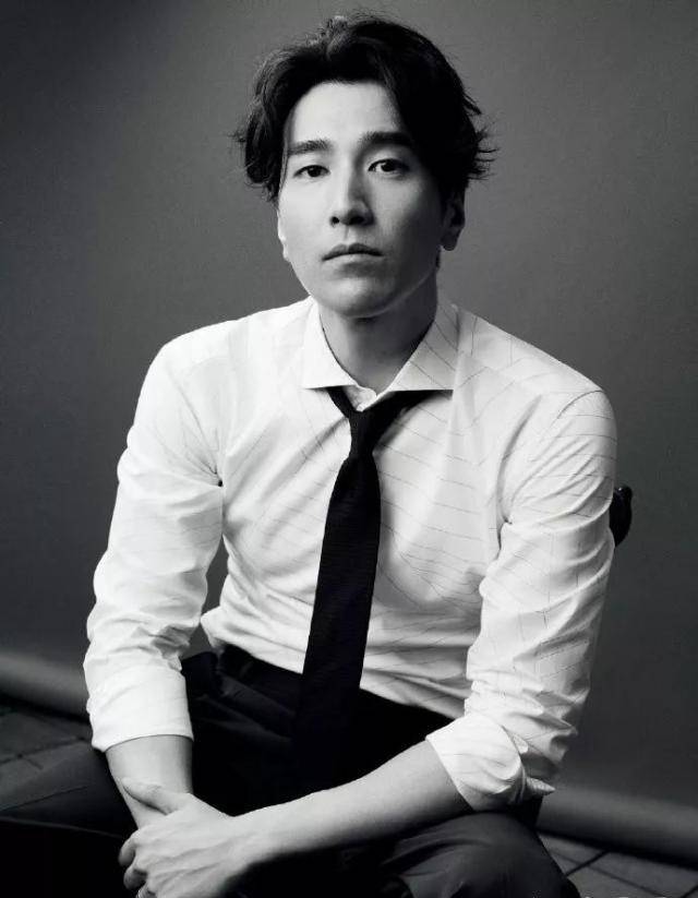 赵又廷完美演绎商务风,造型帅气又优雅_显得_西装_绅士