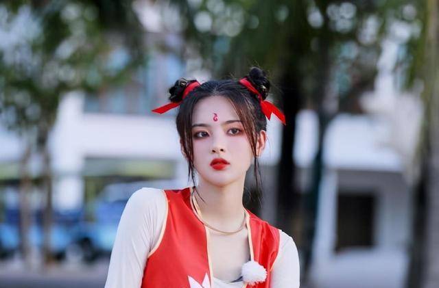 明星也cos,杨超越华晨宇哪吒太好看,看到爱情公寓的cos想打人了