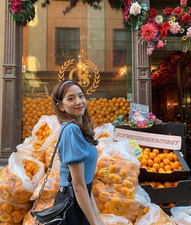 金智秀jisoo长相非常的清纯,给人一种乖乖女的感觉.