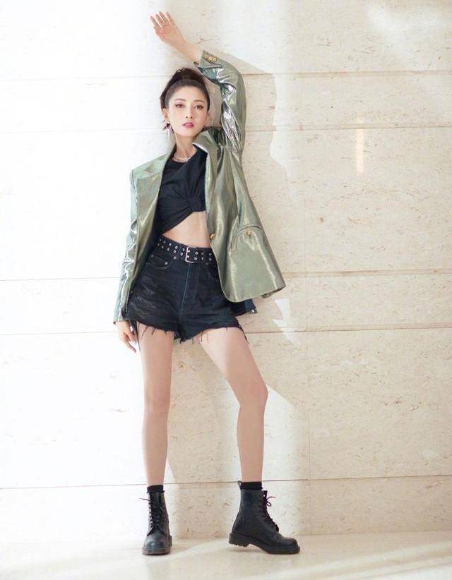 有种"腿精"叫江疏影,长腿自带丝袜效果,网友:这身材美绝了_短裙_时尚