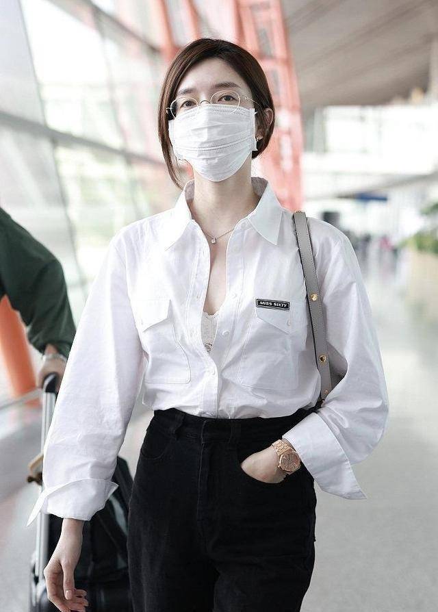 原创江疏影又现黑白高级搭配故意解开衬衫纽扣秀出内衣更时髦