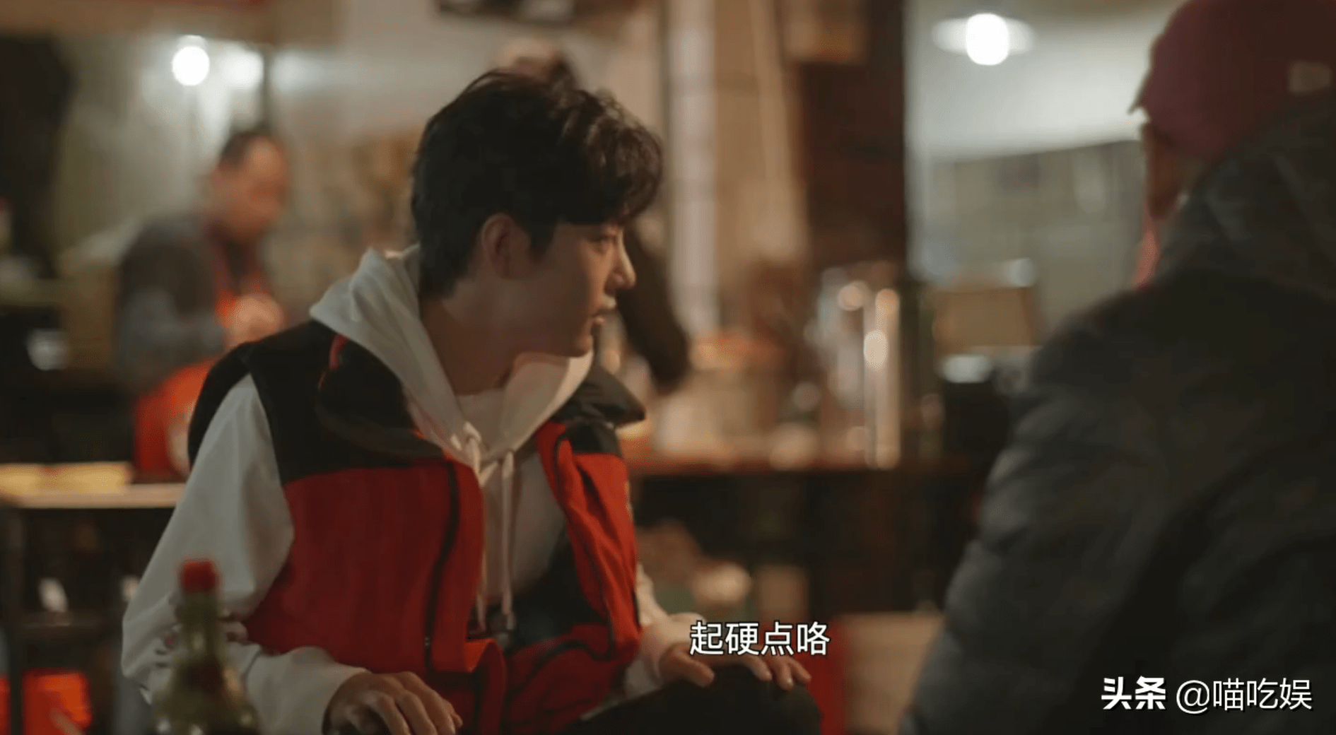 原创肖战凌晨坐马扎吃板凳面看到他用的餐桌这才是顶流该有的样子