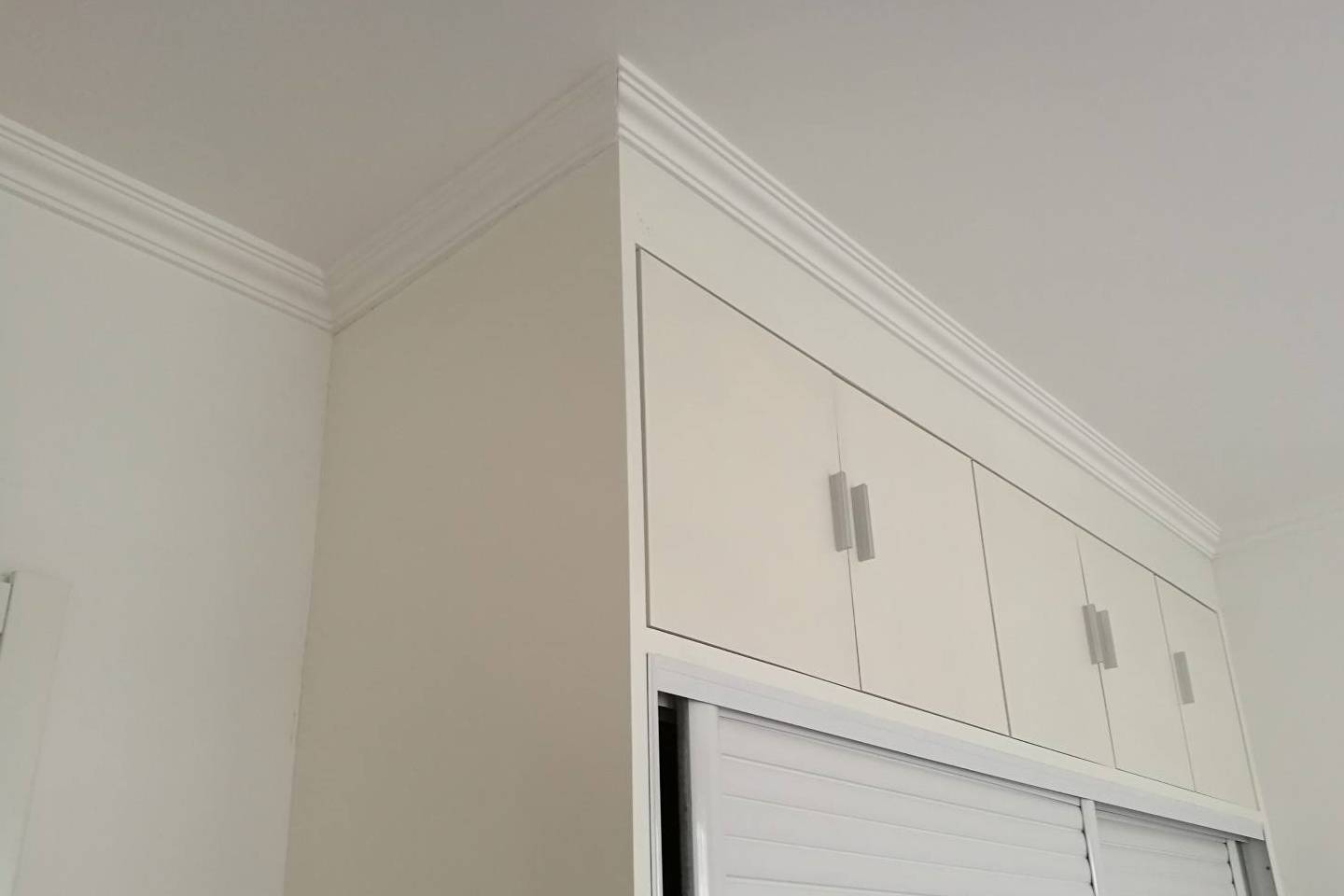 衣柜做到顶切记要装这个东西,有钱人一眼就懂,后悔我家买早了_空隙