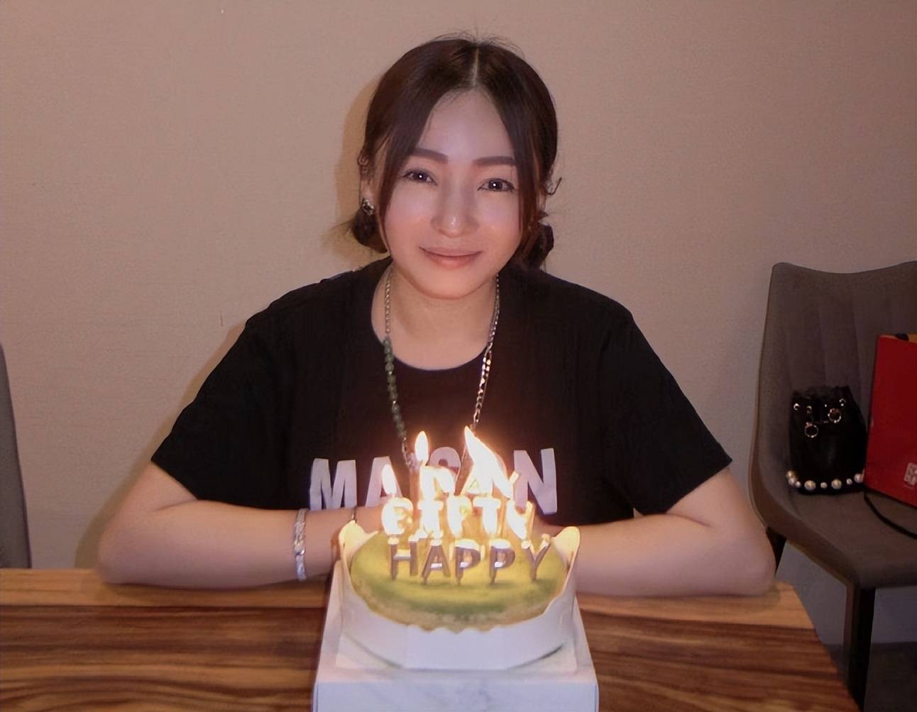 原创张韶涵为妹妹张韶轩庆生罕见晒出姐妹合影照长相差别愈发明显