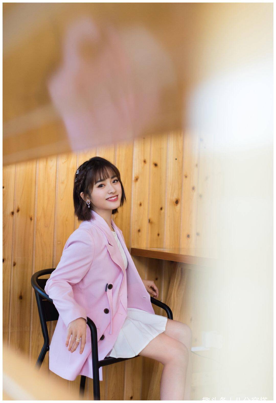 原创沈月真会穿波波头发型搭配粉色外套甜美可爱少女感十足