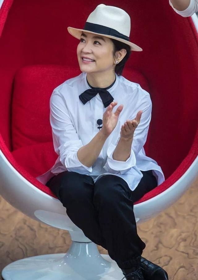 原创林青霞大胆晒素颜照面对衰老一点都不遮掩哪像是65岁样