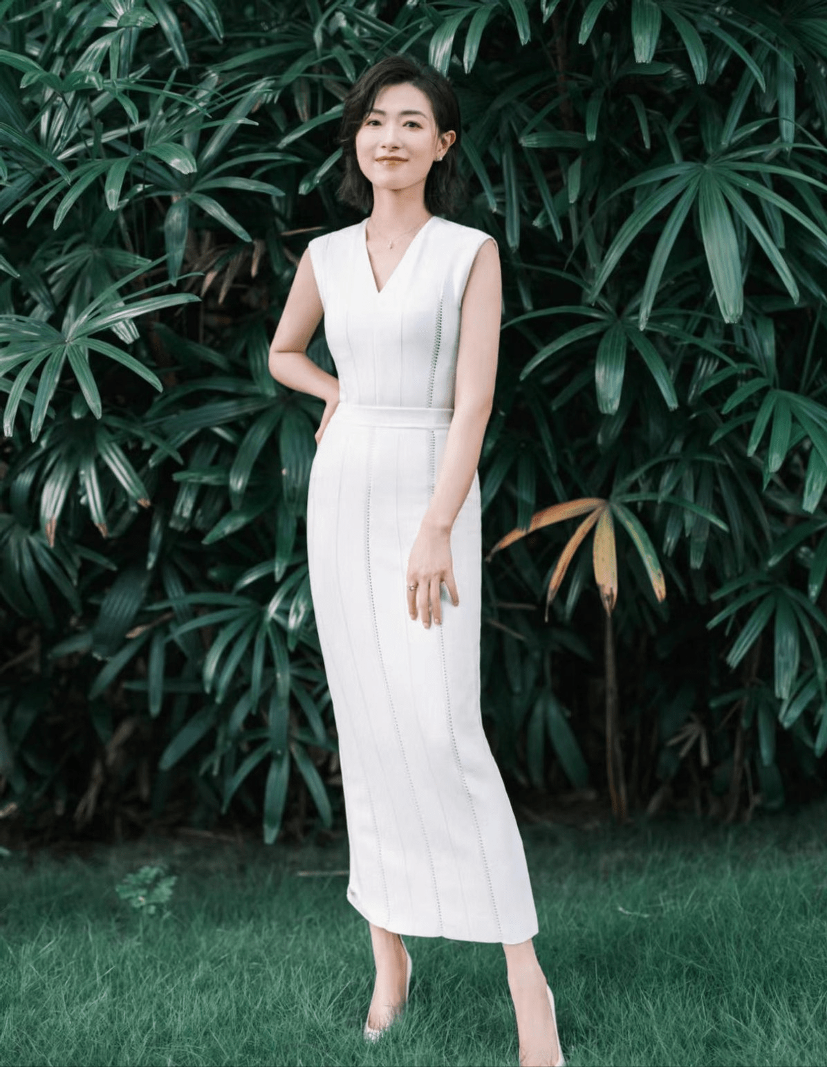 万茜穿白色置身绿衣中,一身无袖连衣裙端庄得体,笑容温婉明媚_线条
