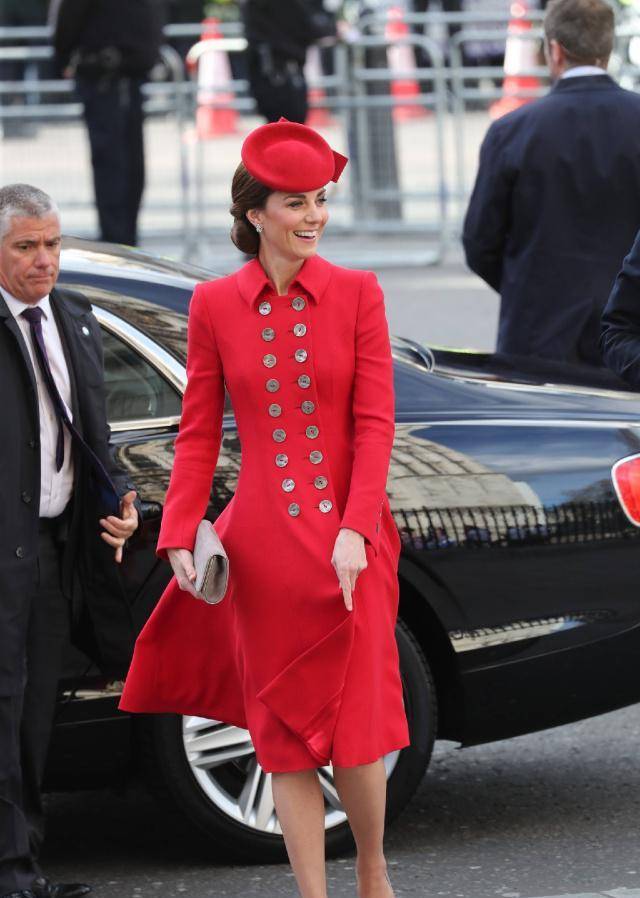 原创             王室纪念日，梅根清新白造型低调抢风头，凯特大气中国红裙遇对手